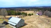 Weedon (Estrie) : Fermette de 137 acres, btiments agricoles, lac, maison de 3 chambres, fort