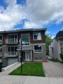Grand 8 1/2 de 2200 pc Garage et cour prive Ahuntsic